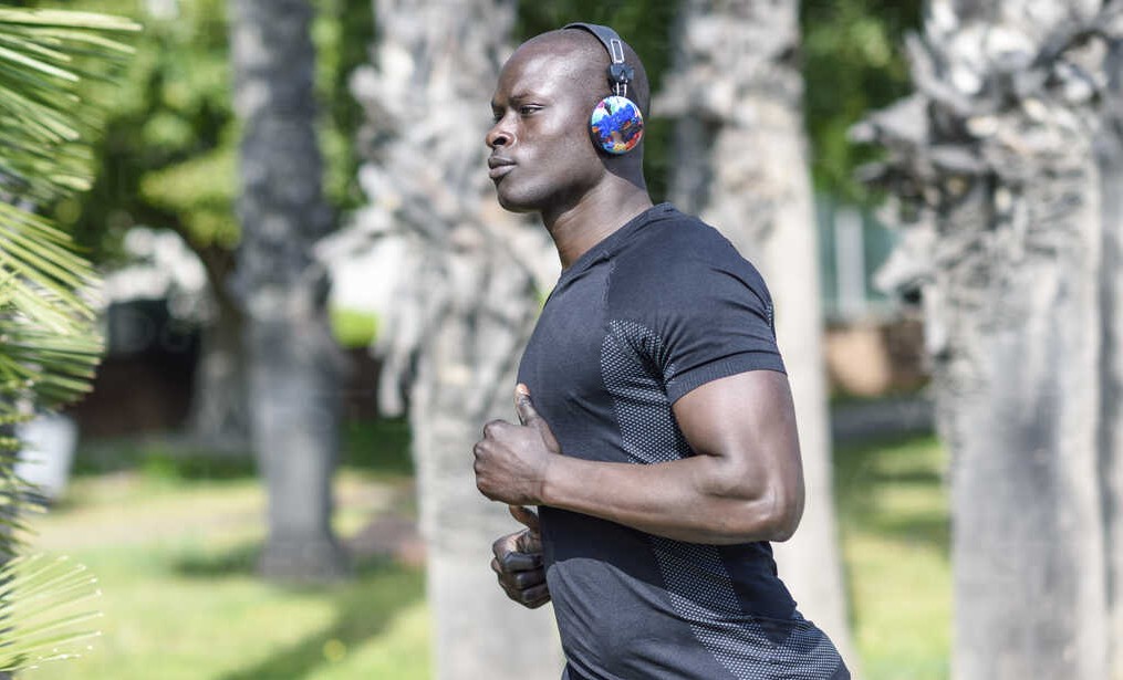 Ambient Sound Settings: Why Noise-Canceling Earphones Are Extremely Dangerous on Public Roads